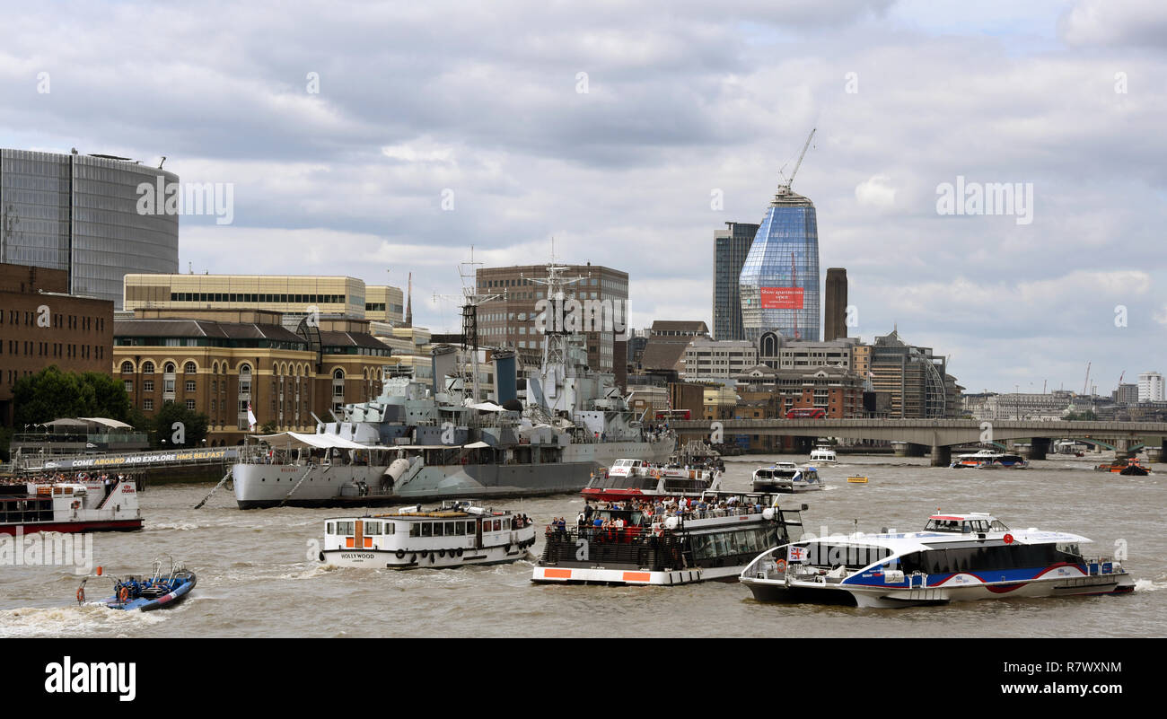 London, Großbritannien. 20 Aug, 2017. Zahlreiche Schiffe auf der Themse in London, England, 20. August 2017. - Keine LEITUNG SERVICE-Credit: Waltraud Grubitzsch/dpa-Zentralbild/dpa | Verwendung weltweit/dpa/Alamy leben Nachrichten Stockfoto