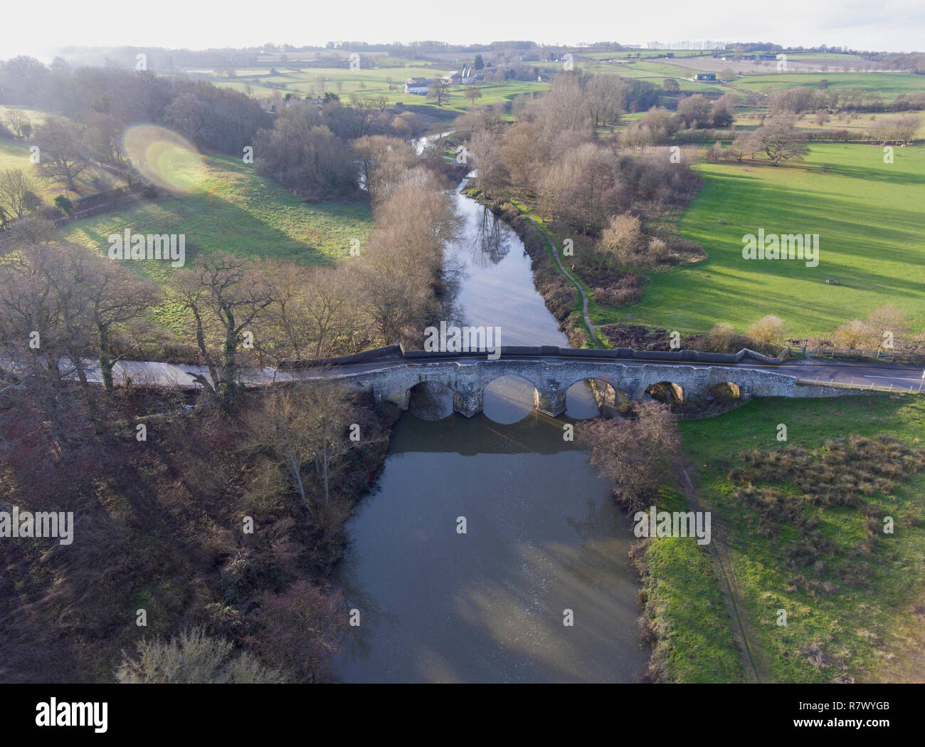 Teston, nr Maidstone, Kent, Großbritannien. 12. Dezember 2018. UK Wetter. Niedrige Winter Sonne malt die mittelalterliche Brücke, Fluss Medway und lokale Felder golden trotz des kühlen Temperatur. Unseasonalbly Krieg Wetter bedeutet das es mehr wie Herbst aussieht als Winter hier. Quelle: Matthew Richardson/Alamy leben Nachrichten Stockfoto