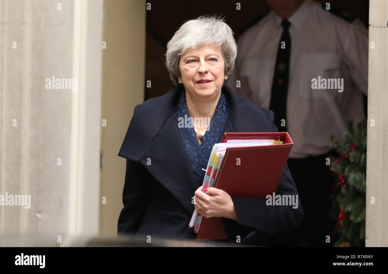 London, Großbritannien. 12 Dez, 2018. Der britische Premierminister Theresa May Blätter Downing Street für Prime Minister's Fragen in London, Großbritannien am Dez. 12, 2018. Der britische Premierminister Theresa May wird ein Mißtrauensvotum später Mittwoch, Gesicht, sagte Graham Brady, Leiter des Ausschusses der Konservativen Partei 1922 von hinterbänklern. Credit: Isabel Infantes/Xinhua/Alamy leben Nachrichten Stockfoto