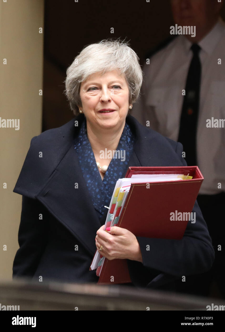 London, Großbritannien. 12 Dez, 2018. Der britische Premierminister Theresa May Blätter Downing Street für Prime Minister's Fragen in London, Großbritannien am Dez. 12, 2018. Der britische Premierminister Theresa May wird ein Mißtrauensvotum später Mittwoch, Gesicht, sagte Graham Brady, Leiter des Ausschusses der Konservativen Partei 1922 von hinterbänklern. Credit: Isabel Infantes/Xinhua/Alamy leben Nachrichten Stockfoto
