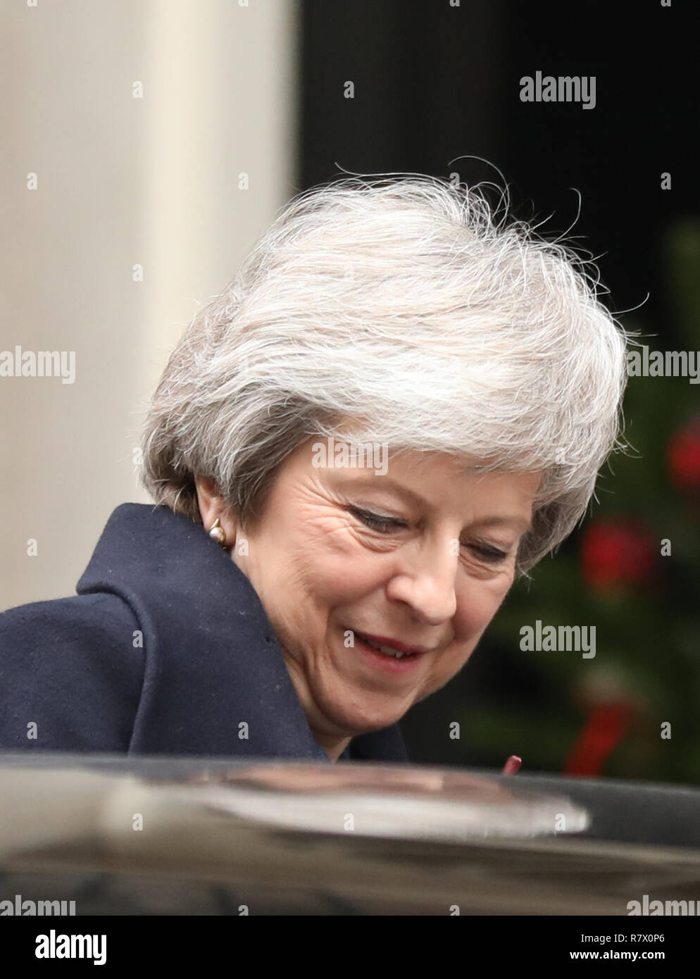 London, Großbritannien. 12 Dez, 2018. Der britische Premierminister Theresa May Blätter Downing Street für Prime Minister's Fragen in London, Großbritannien am Dez. 12, 2018. Der britische Premierminister Theresa May wird ein Mißtrauensvotum später Mittwoch, Gesicht, sagte Graham Brady, Leiter des Ausschusses der Konservativen Partei 1922 von hinterbänklern. Credit: Isabel Infantes/Xinhua/Alamy leben Nachrichten Stockfoto
