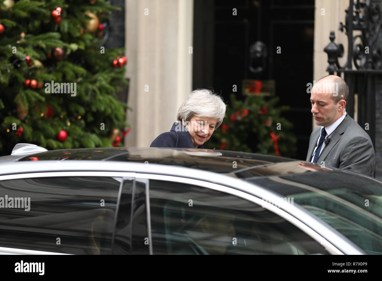 London, Großbritannien. 12 Dez, 2018. Der britische Premierminister Theresa May Blätter Downing Street für Prime Minister's Fragen in London, Großbritannien am Dez. 12, 2018. Der britische Premierminister Theresa May wird ein Mißtrauensvotum später Mittwoch, Gesicht, sagte Graham Brady, Leiter des Ausschusses der Konservativen Partei 1922 von hinterbänklern. Credit: Isabel Infantes/Xinhua/Alamy leben Nachrichten Stockfoto
