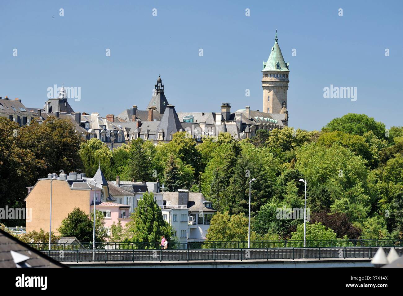 Luxemburg, Luxemburg Stadt, Ansicht der Petrusse Tal und dem Turm der Bank Museum Gebäude mit der Brücke im Vordergrund. Stockfoto