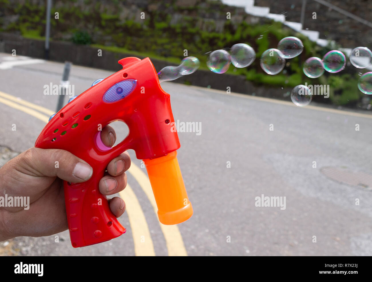 Hand Kunststoff Spielzeug gewehr bläst Luft ab. Aus den Luftblasen Stockfoto