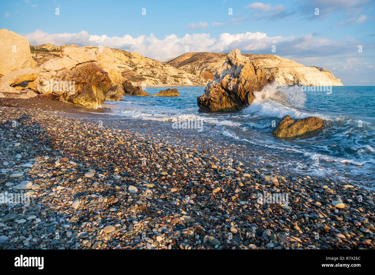 Nachmittag der brechenden Wellen am Strand um Petra tou Romiou, in Paphos, Zypern. Es gilt als Geburtsort der Aphrodite in Gree Stockfoto