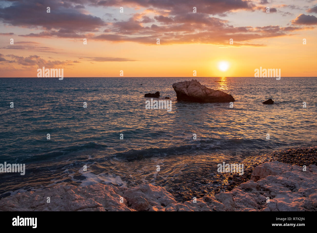 Schöne Aussicht auf den Sonnenuntergang am Strand um Petra tou Romiou, in Paphos, Zypern. Es gilt als Geburtsort der Aphrodite ist in der griechischen Mythologie. Stockfoto