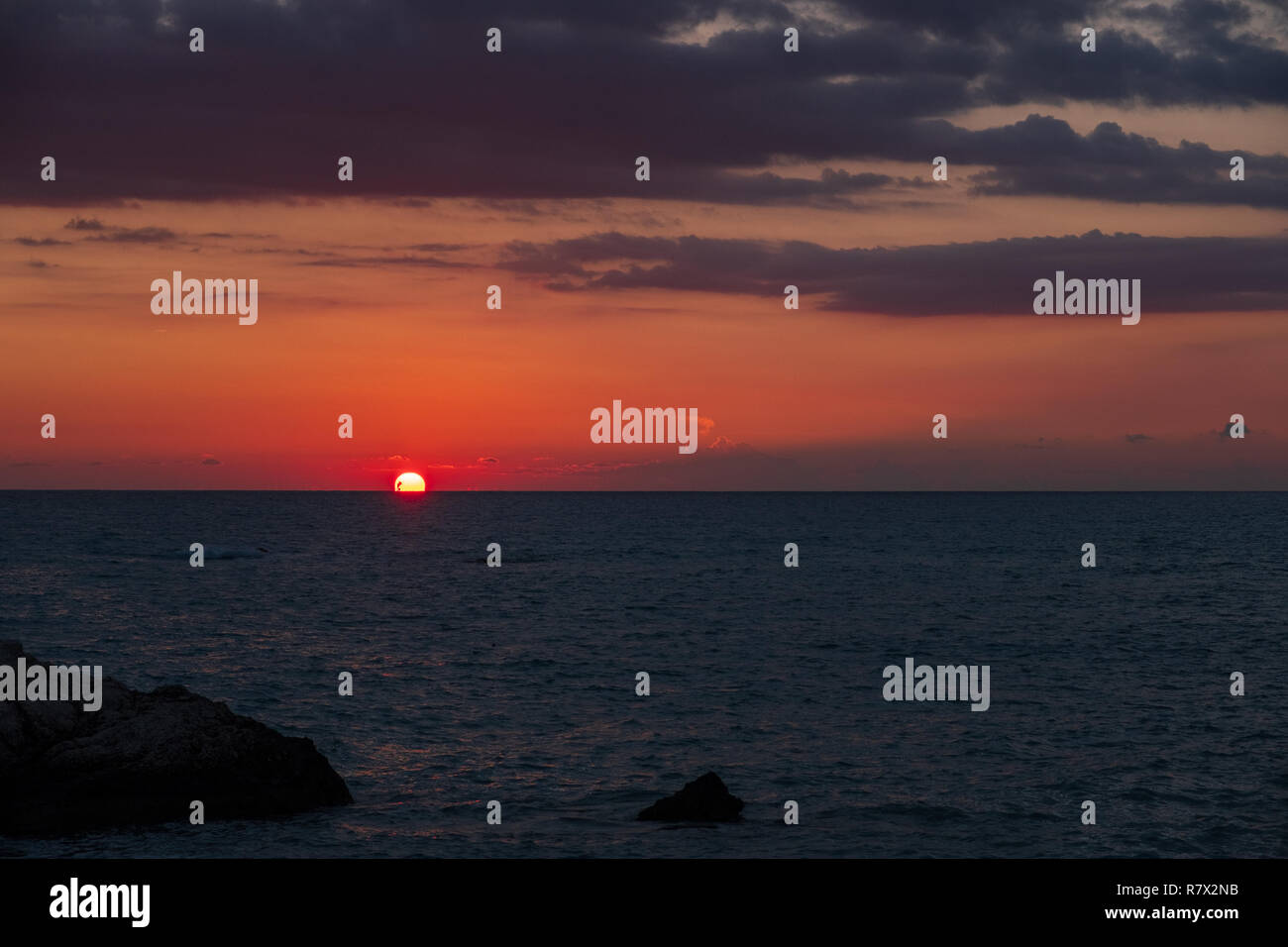 Schöne Aussicht auf den Sonnenuntergang am Strand um Petra tou Romiou, in Paphos, Zypern. Es gilt als Geburtsort der Aphrodite ist in der griechischen Mythologie. Stockfoto