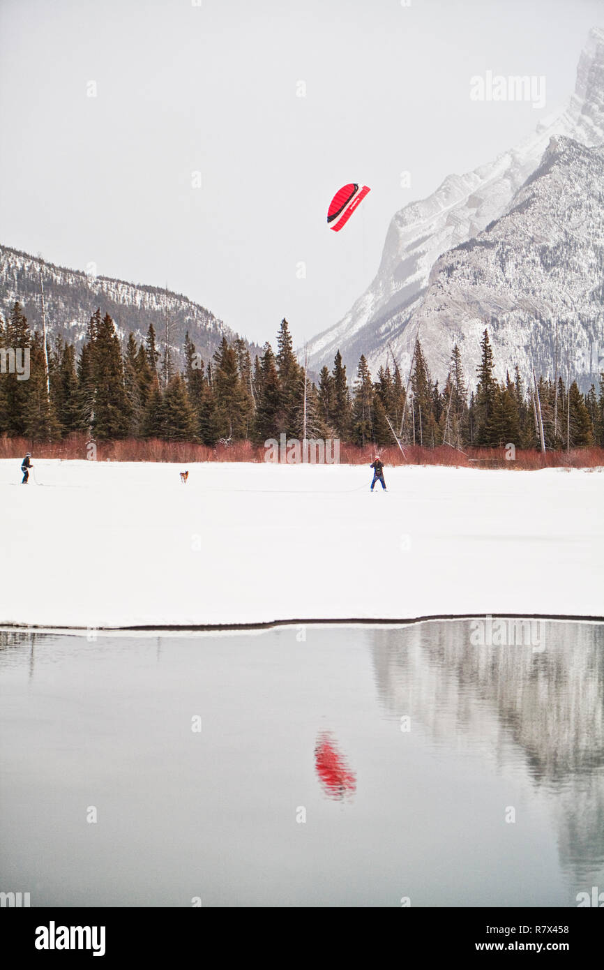 Wind Skiing, Alberta Winter Sport, helle rote wind Kite Stockfoto