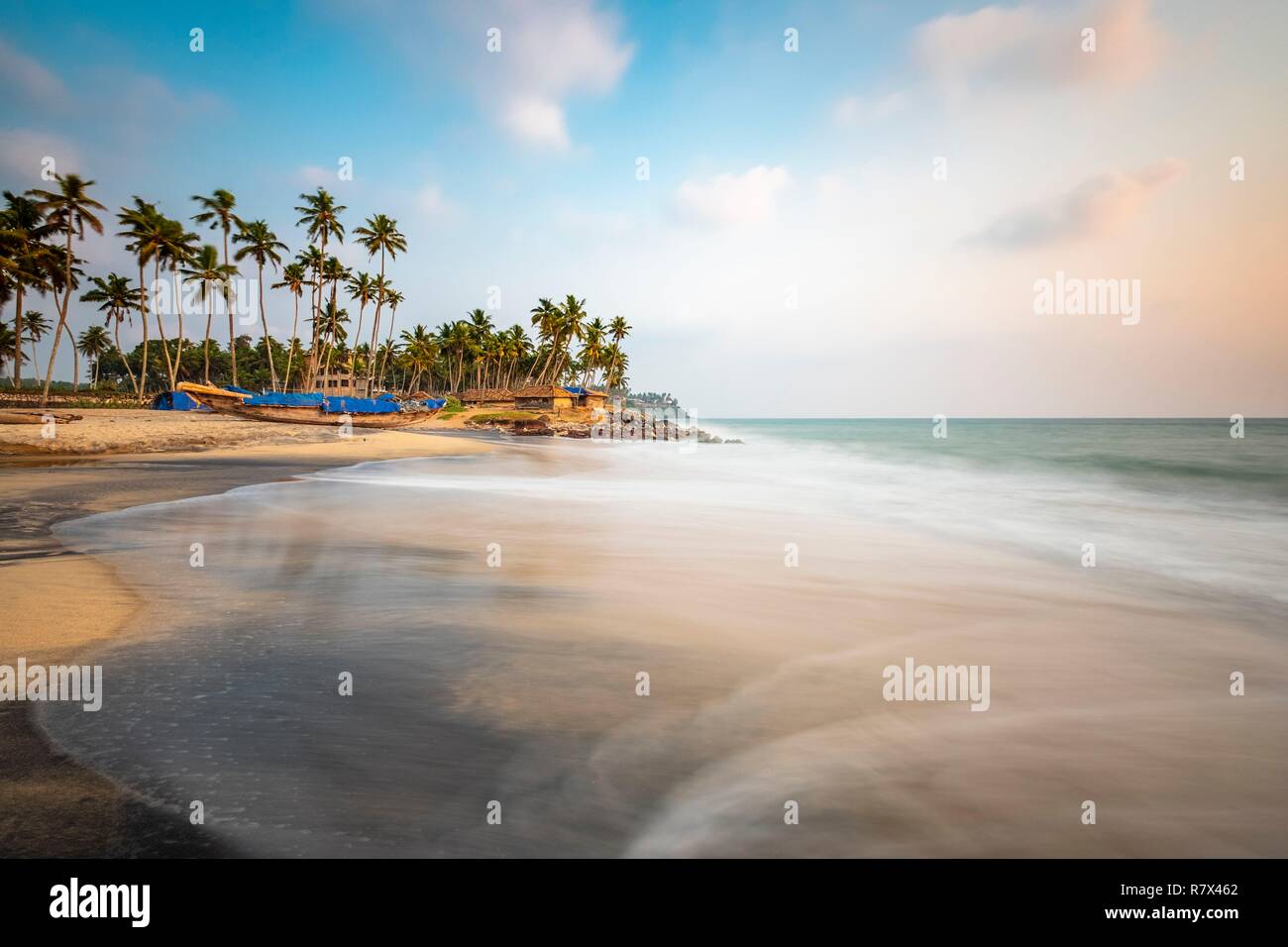 Indien, Bundesstaat Kerala, Varkala, schwarzen Strand, schwarzer Sandstrand von einer radioaktiven Stoff, Thoriumoxid Stockfoto