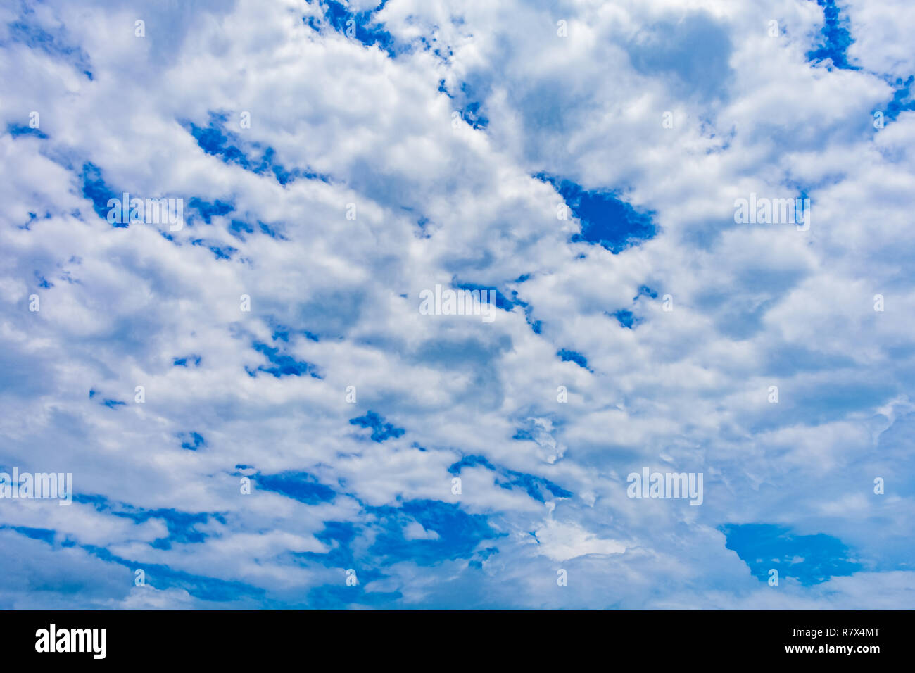 Ehrfürchtig aussehende blaue weiße Wolke am Himmel im Tag Zeit Stockfoto