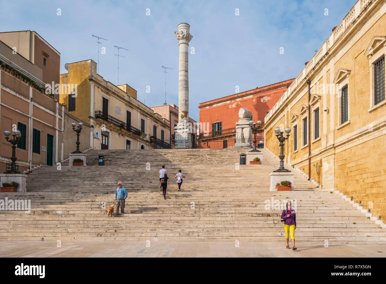 Italien, Apulien, Salento, Brindisi, das historische Zentrum, alte römische Säulen, Symbole von Brindisi, Mark zum Ende der Via Appia Stockfoto