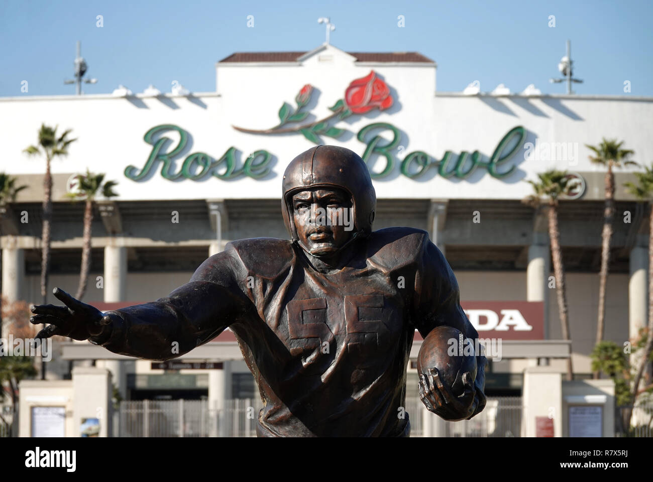 Pasadena, CA/USA - Feb.17, 2018: eine Statue der Farbe Sperre brechen Athlet, Jackie Robinson, ist außerhalb der historischen Rose Bowl Stadion gezeigt. Stockfoto