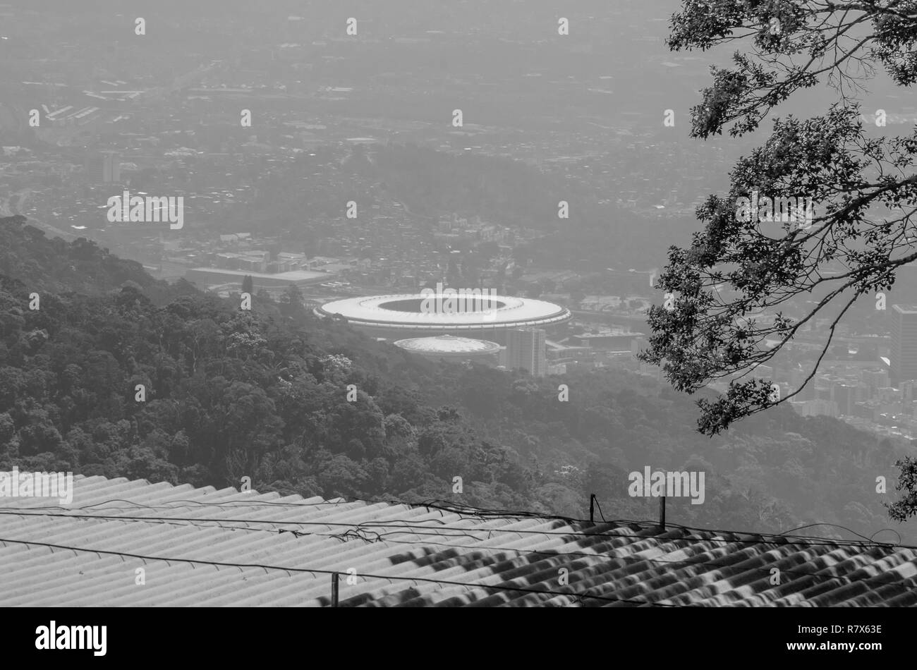 Ein Luftbild von Rio de Janeiro mit Maracana-stadion, von Santa Tereza Gegend über dem Dach Haus Stockfoto