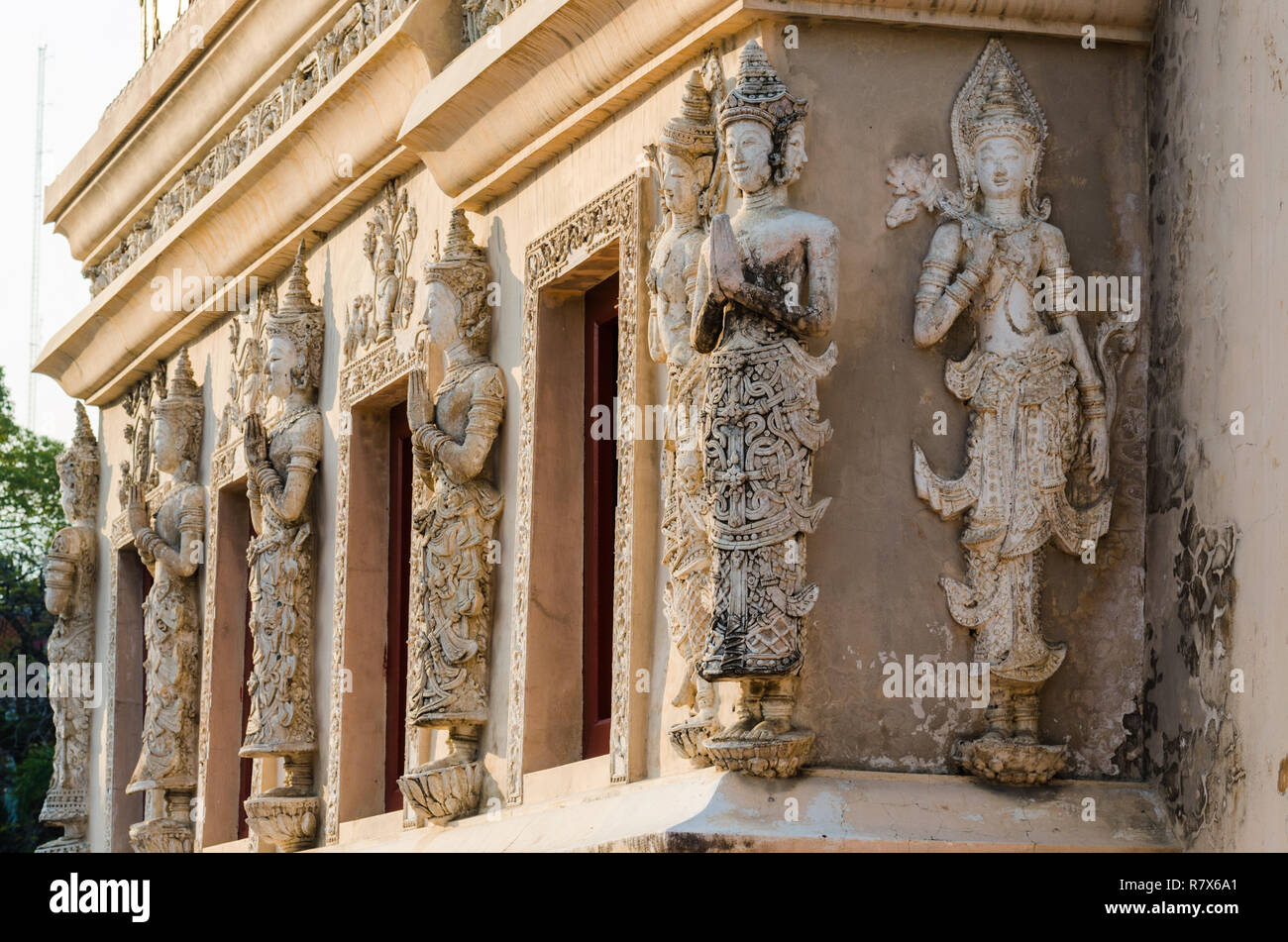Bas-Relief von Devata Figuren an der Fassade von Wat Phra Singh Ho Trai oder Tempel Bibliothek, Chiang Mai, Thailand Stockfoto