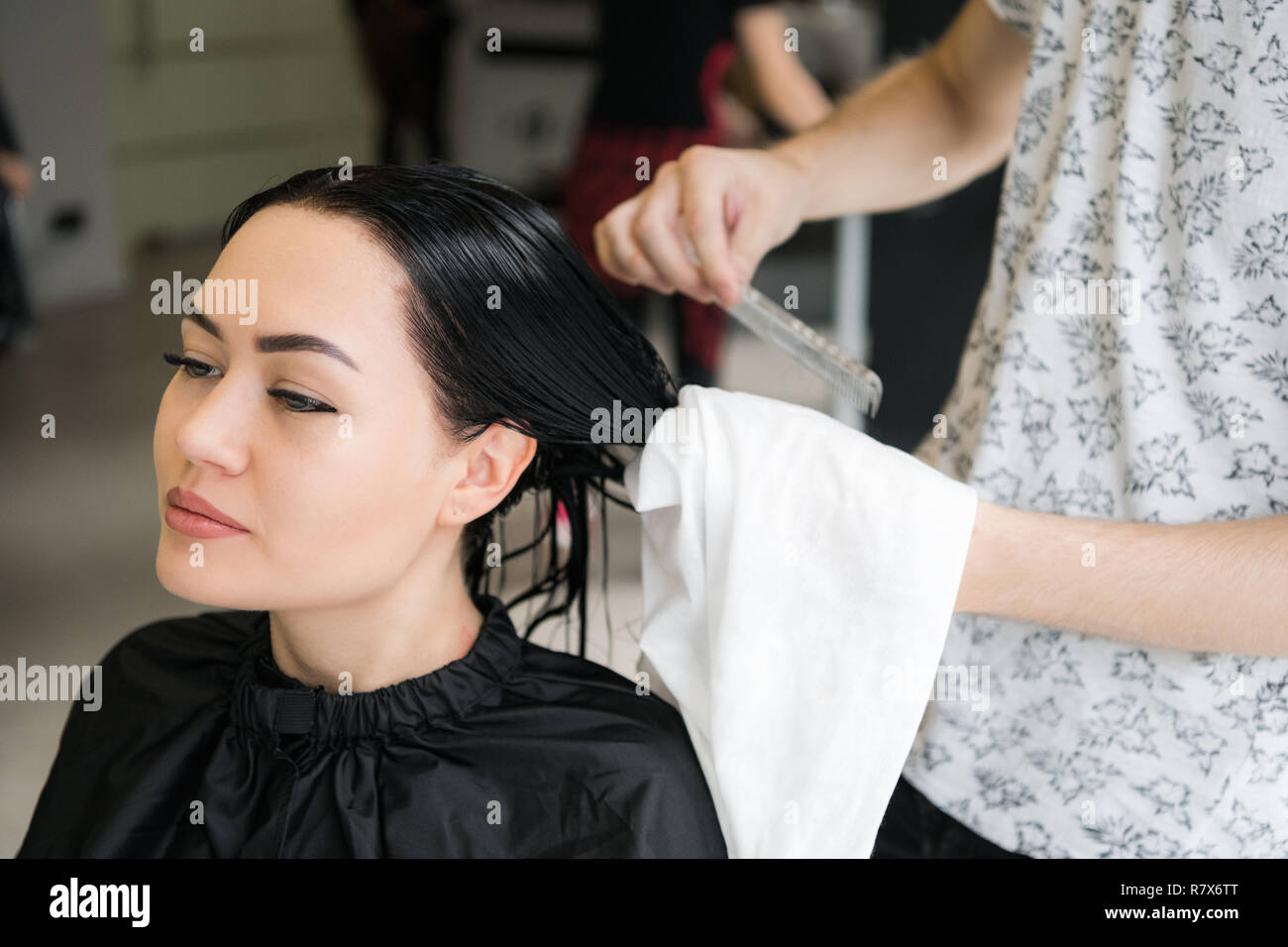 Friseur Handtuch wickeln des Kunden. Brünette Frau, Haar Behandlung in  einen Salon Stockfotografie - Alamy