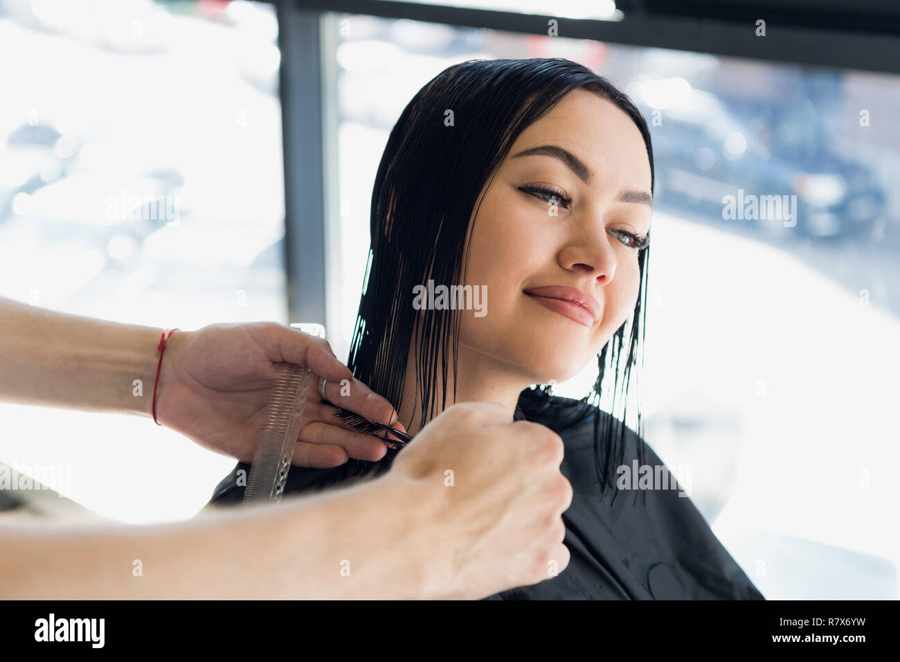 Friseur schneiden Haare einer Frau. Close-up. Stockfoto
