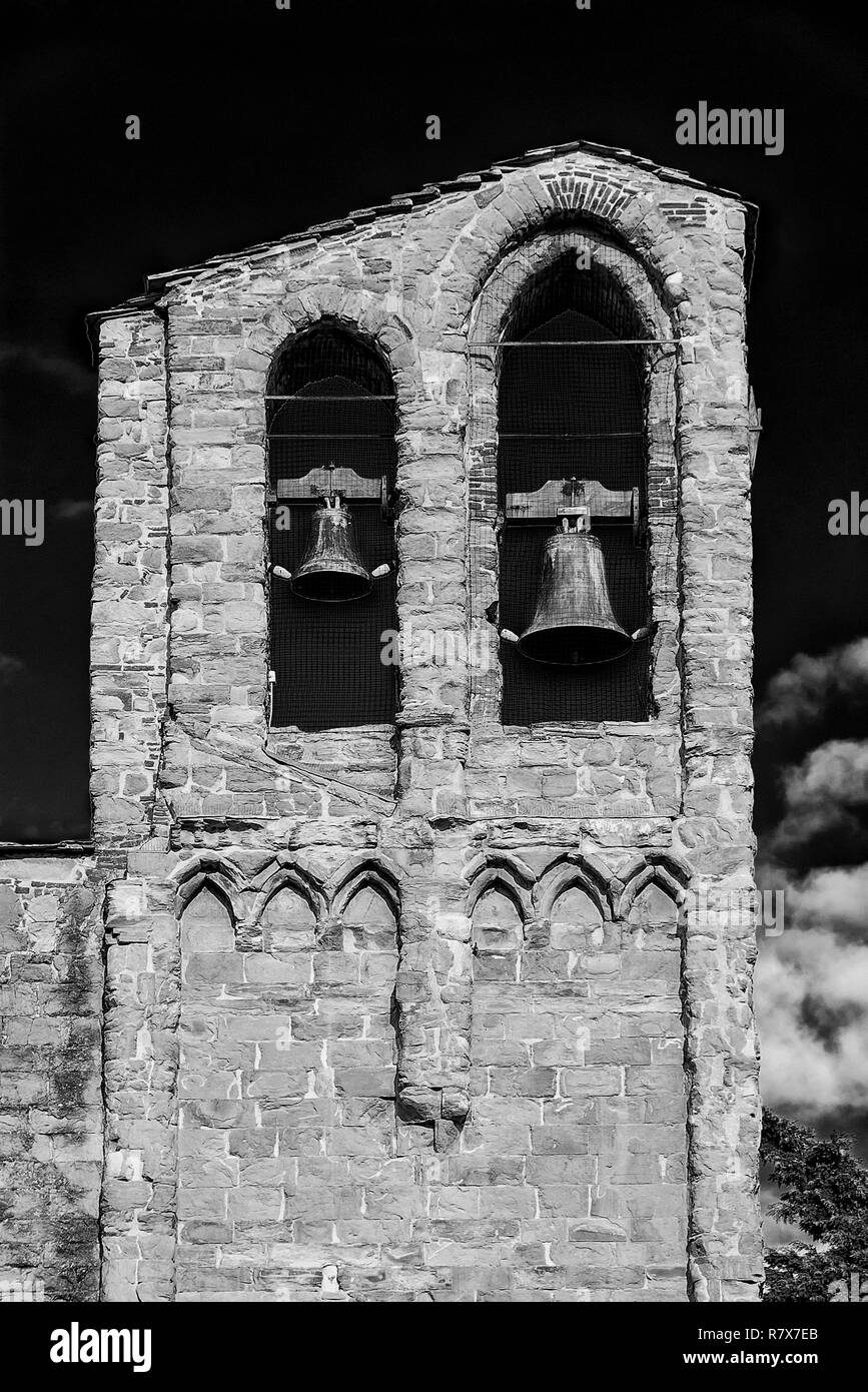 Hl. Dominikus mittelalterliche Kirche Glockenturm mit zwei Glocken, im historischen Zentrum von Arezzo, 13. und 14. Jahrhunderts (Schwarz und Weiß) Stockfoto