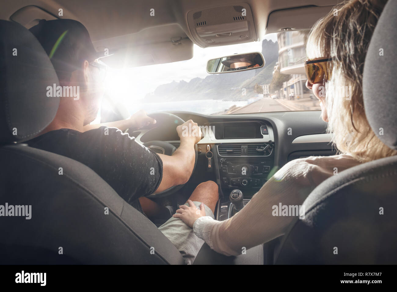 Glückliches Paar Fahren in einem Auto mit scheint die Sonne durch das Fenster Stockfoto