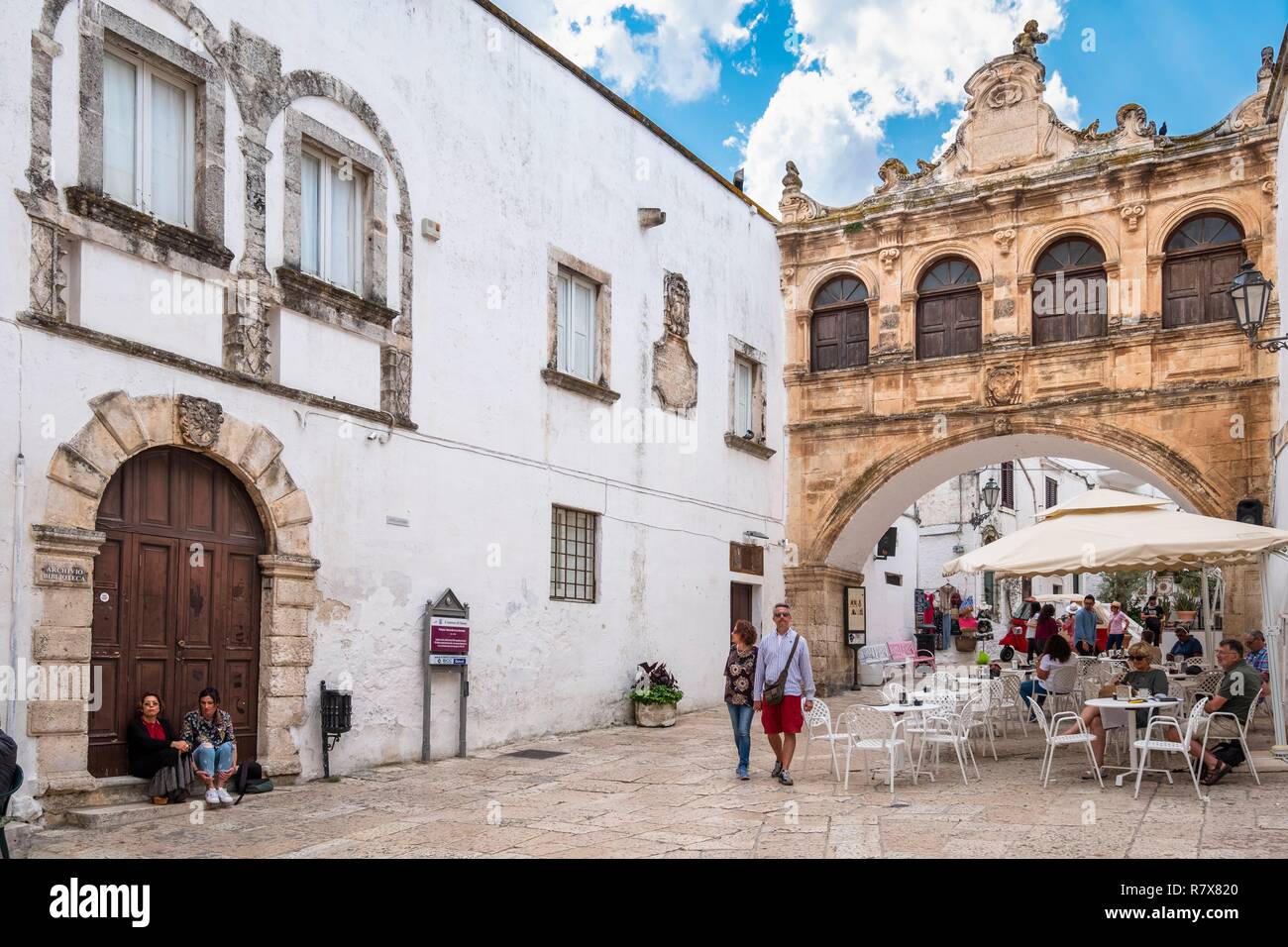 Italien, Apulien, Ostuni, die weiße Stadt, das historische Zentrum, Arco Scoppa im Jahre 1750 zwischen dem Palazzo Vescovile und Palazzo del Seminario gebaut Stockfoto