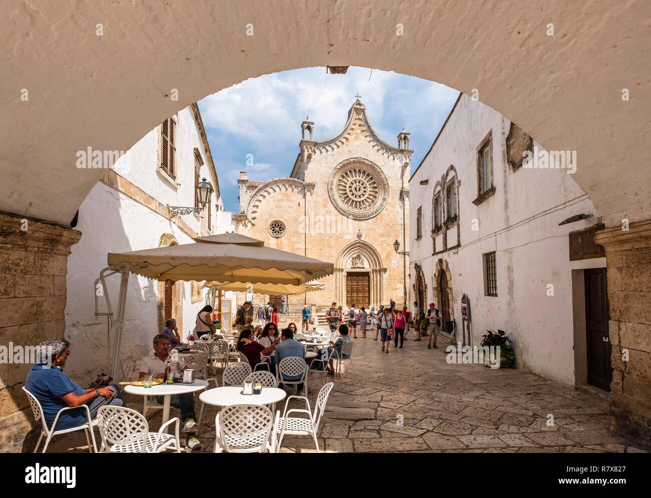 Italien, Apulien, Ostuni, die weiße Stadt, das historische Zentrum, Arco Scoppa im Jahre 1750 zwischen dem Palazzo Vescovile und Palazzo del Seminario und des 15. Jahrhunderts erbaute Kathedrale Santa Maria Assunta Stockfoto
