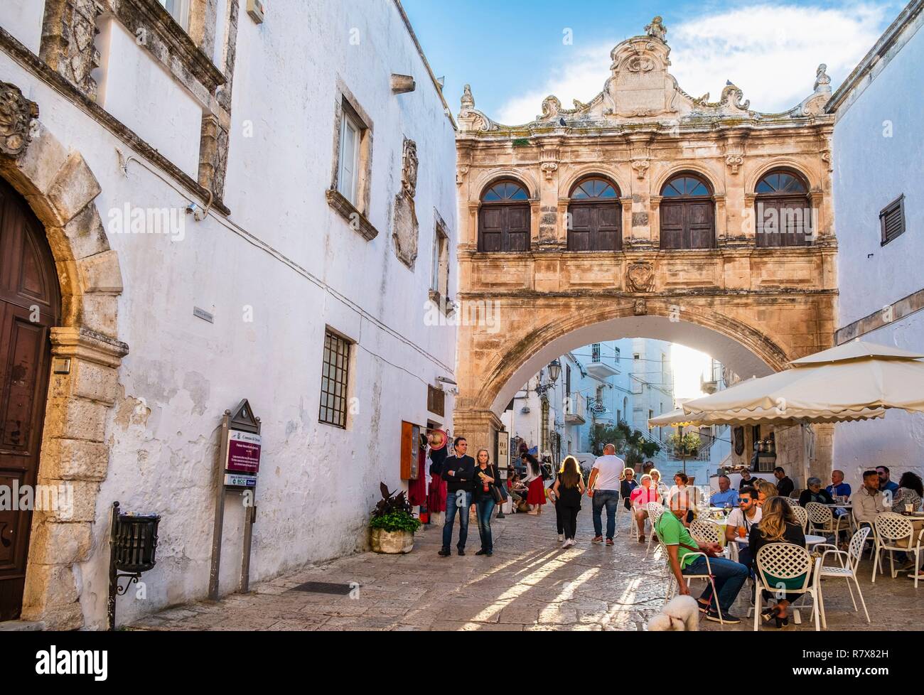 Italien, Apulien, Ostuni, die weiße Stadt, das historische Zentrum, Arco Scoppa im Jahre 1750 zwischen dem Palazzo Vescovile und Palazzo del Seminario gebaut Stockfoto