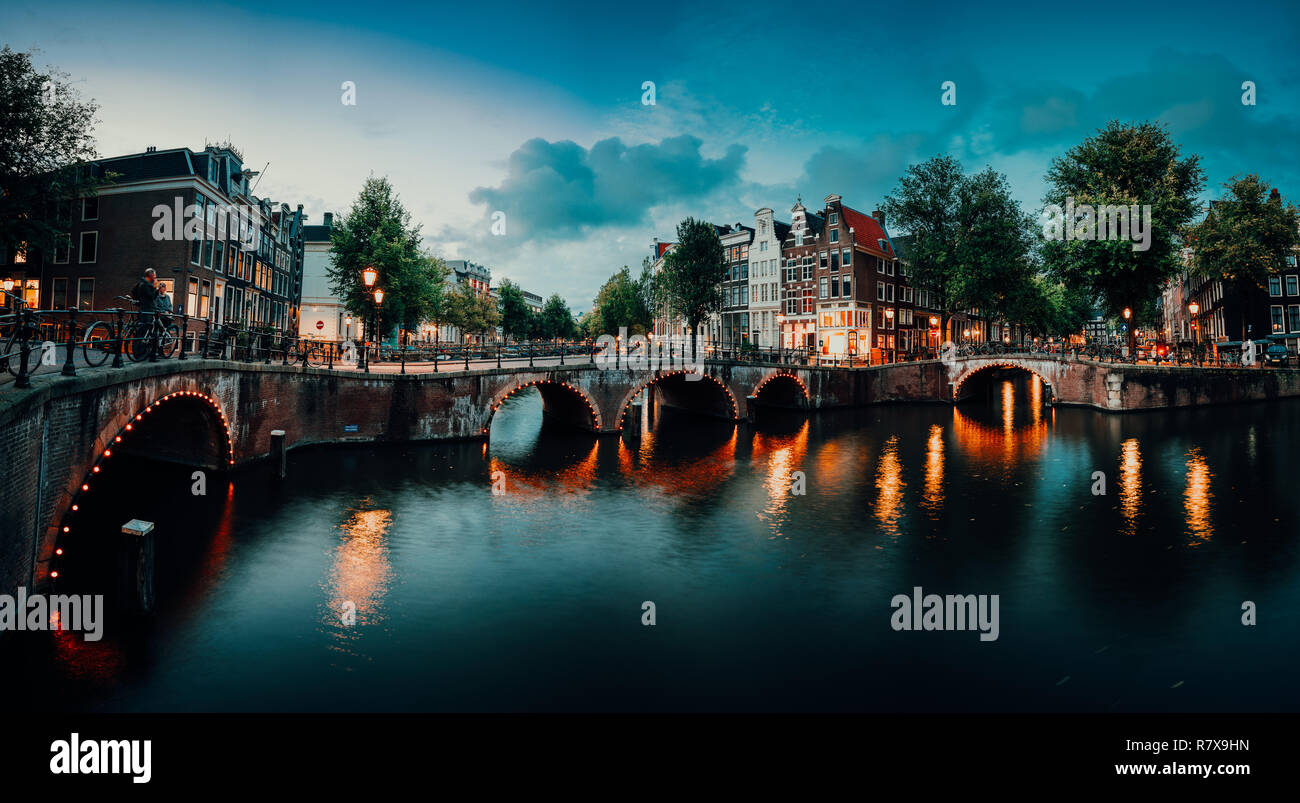 Abenddämmerung Panorama von Amsterdam Stadtbild mit Canal, die Brücke und die mittelalterlichen Häuser in die abendliche Beleuchtung. Brücke über die Keizersgracht (Emperor's Kanal) in Amsterdam, Niederlande Stockfoto