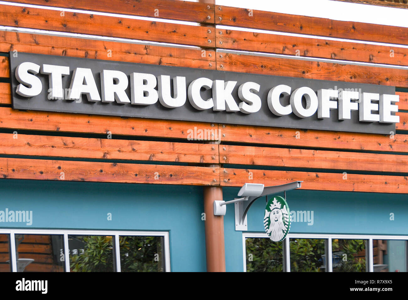 SEATTLE, WA, USA - JUNI 2018: Äußere der Starbucks Coffee Shop in der Premium Outlets Einkaufszentrum im Tulalip in der Nähe von Seattle. Stockfoto