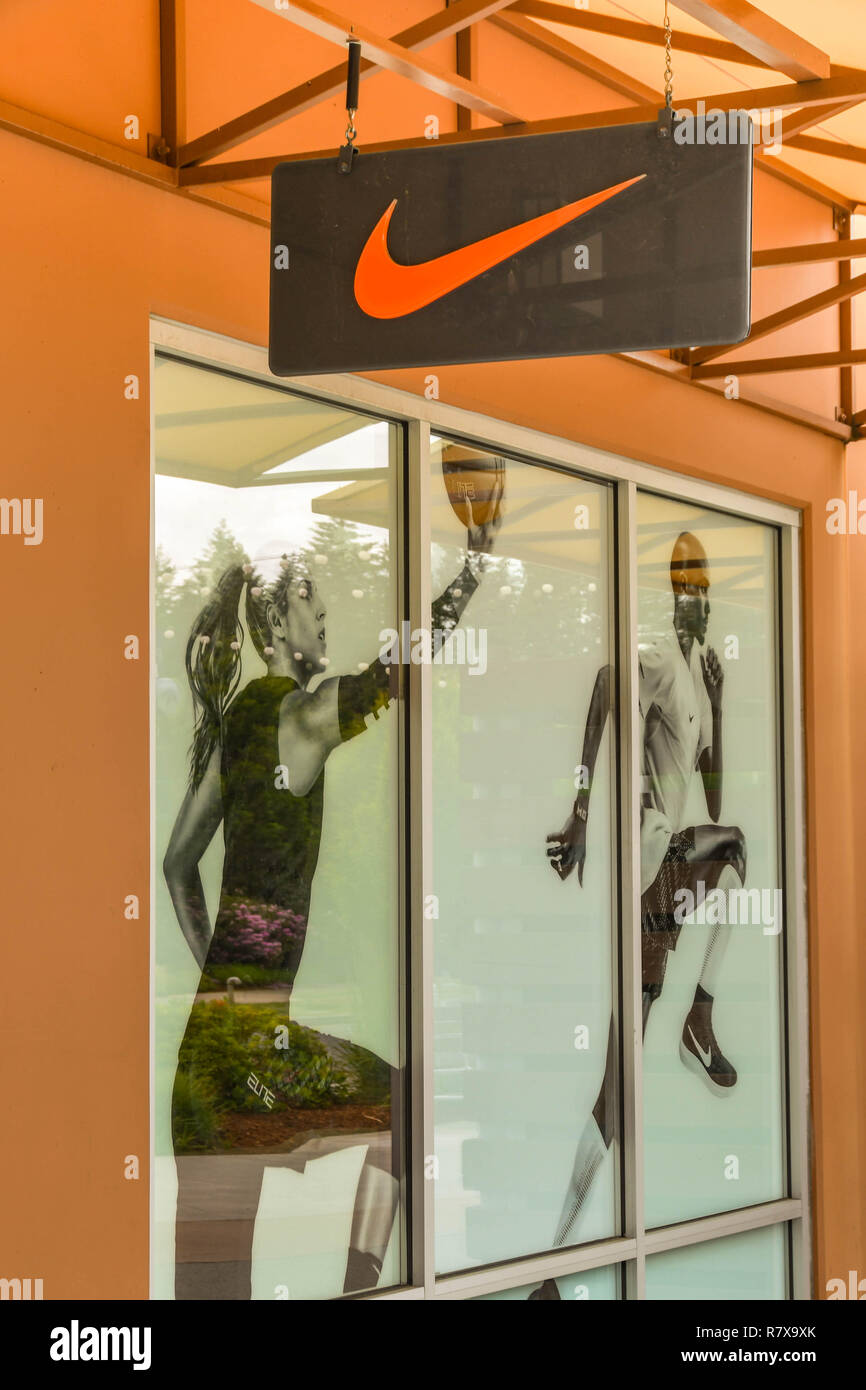SEATTLE, WA, USA - JUNI 2018: Zeichen und Schaufenster des Nike factory  store in die Premium Outlets Einkaufszentrum im Tulalip in der Nähe von  Seattle Stockfotografie - Alamy