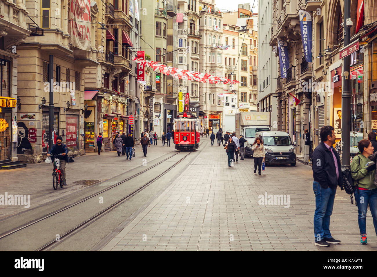 Nostalgische rot Retro Straßenbahn auf berühmten Istiklal Street. ISTANBUL, Türkei - 13 November 2018. Stockfoto