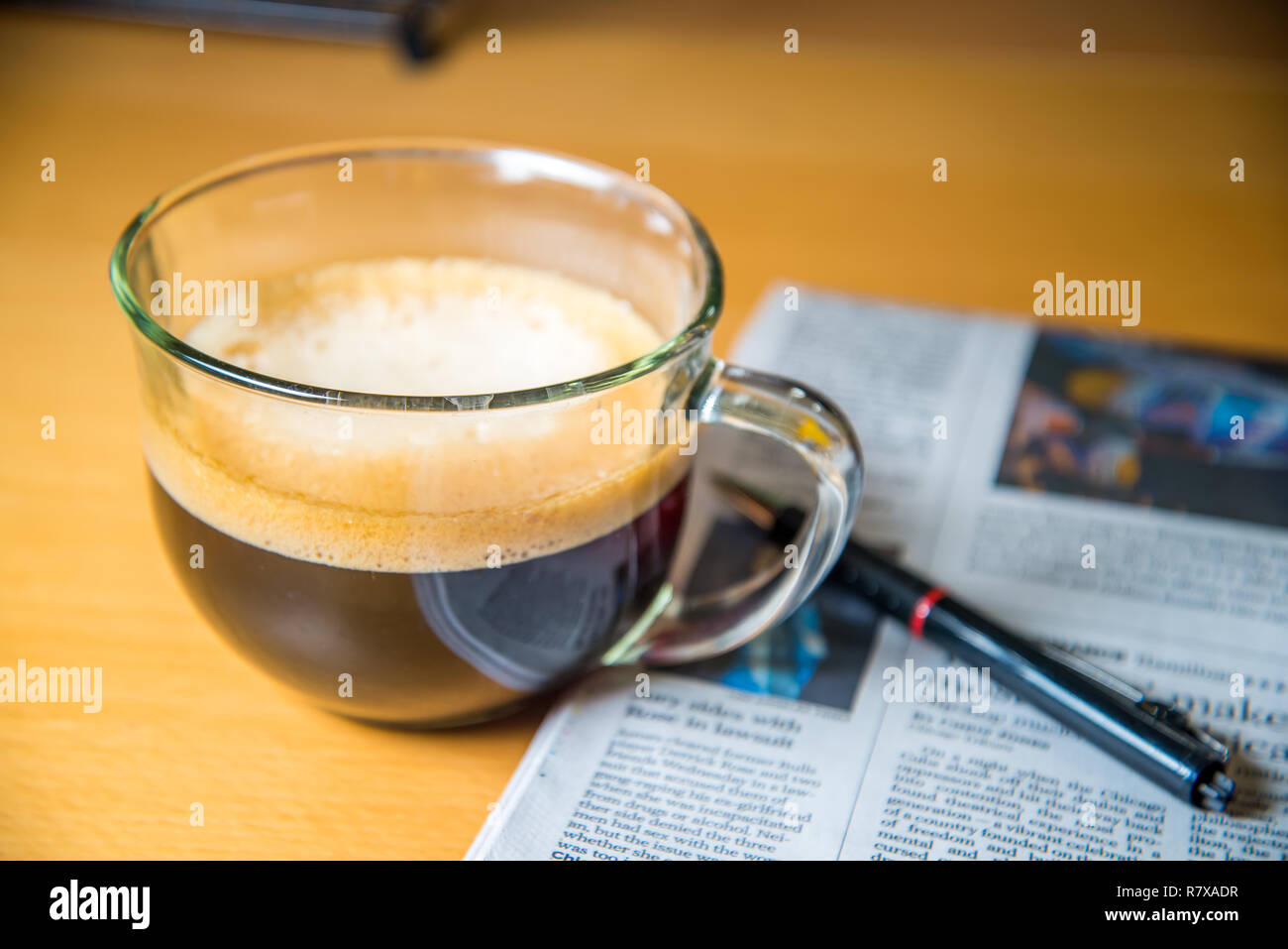 Tasse Kaffee, Zeitung und ein Stift Stockfoto