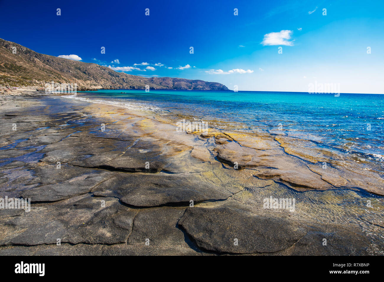 Strand in der Nähe von Kedrodasos Elafonissi Strand auf der Insel Kreta mit azurblauen Wasser, Griechenland, Europa. Kreta ist die größte und bevölkerungsreichste der Griechischen isl Stockfoto