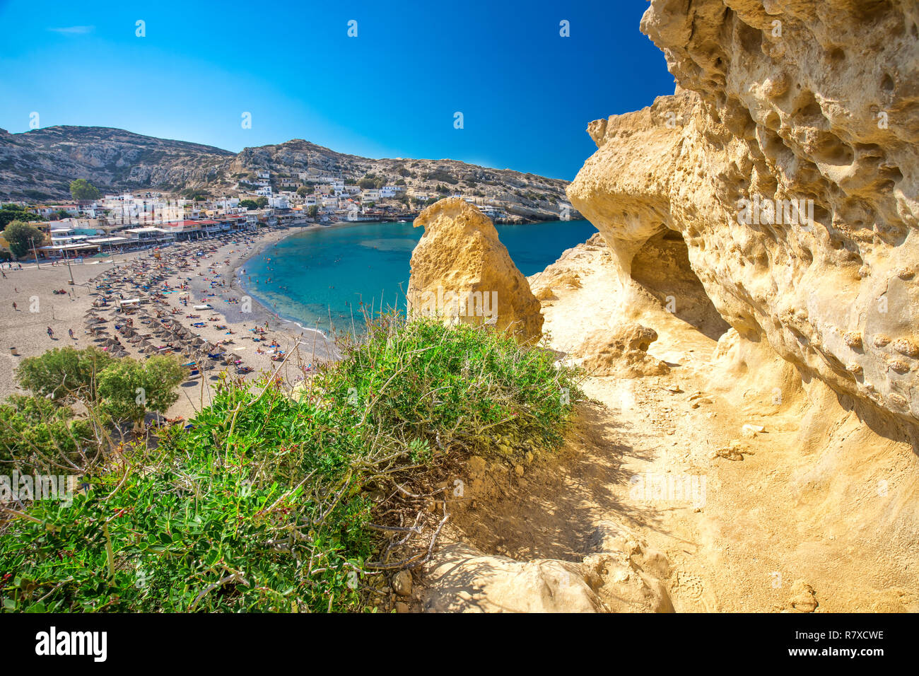 Strand von Matala auf Kreta mit azurblauen Wasser, Griechenland, Europa. Kreta ist die größte und bevölkerungsreichste der griechischen Inseln. Stockfoto