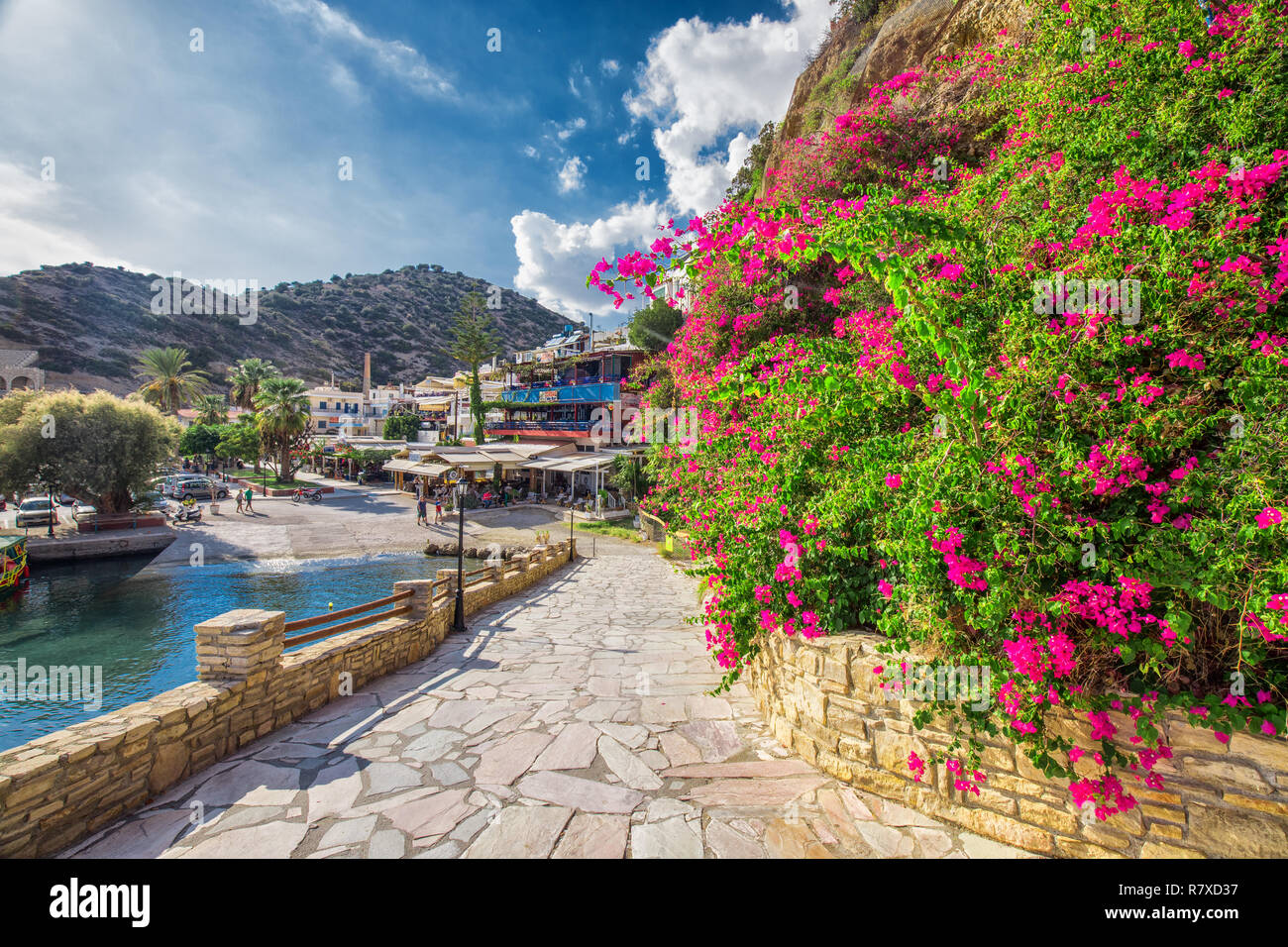 AGIA GALINI, KRETA - Oktober 14, 2018 Alte Stadt Agial Galini mit schönen Blumen, bunte Häuser und das Meer, Kreta, Griechenland, Europa. Stockfoto