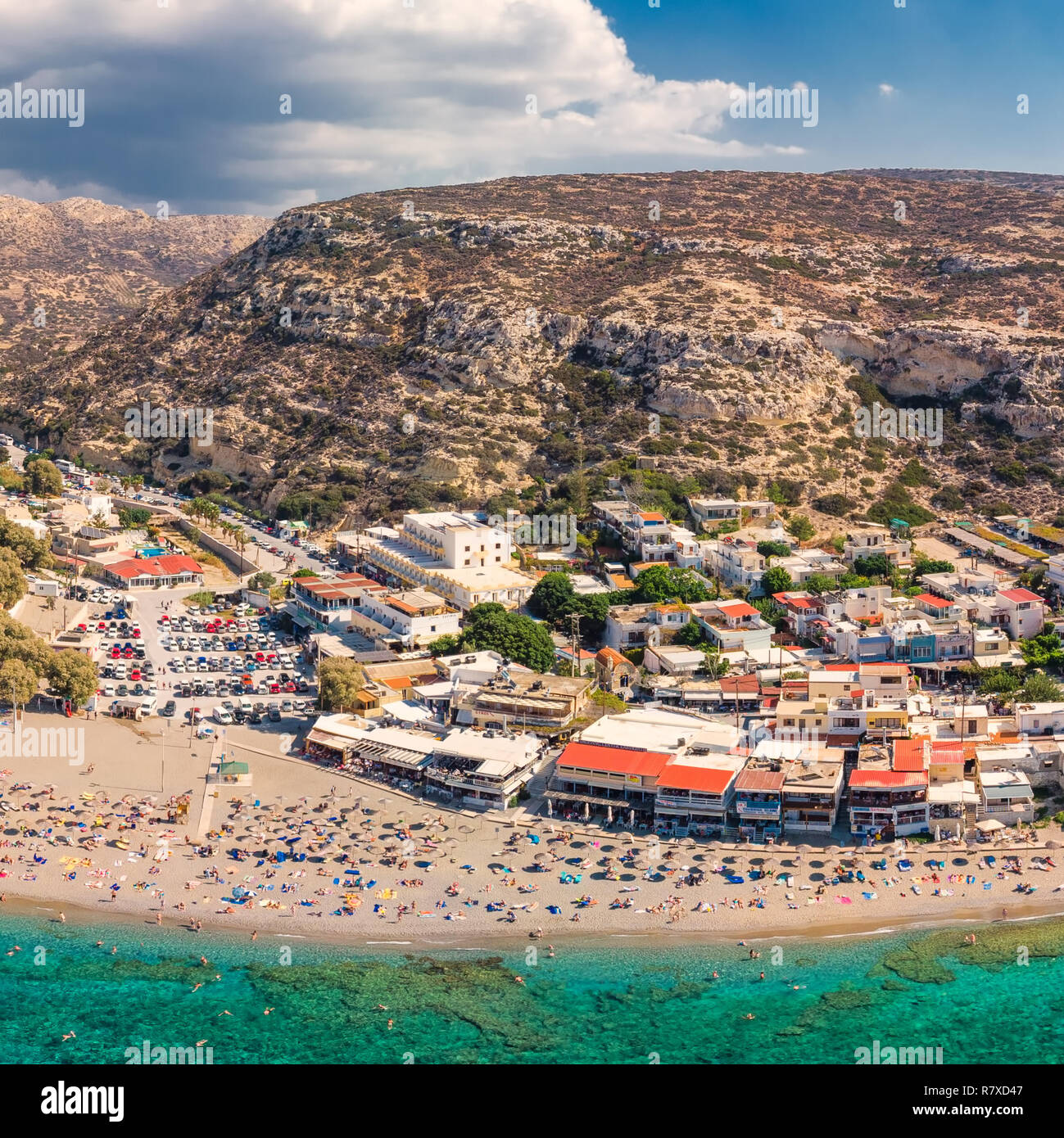 Luftaufnahme von Strand von Matala auf Kreta mit azurblauen Wasser, Griechenland, Europa. Kreta ist die größte und bevölkerungsreichste der griechischen Inseln. Stockfoto