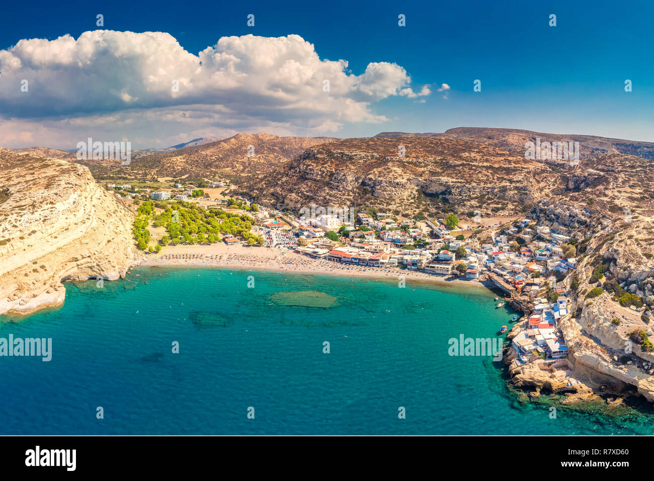 Luftaufnahme von Strand von Matala auf Kreta mit azurblauen Wasser, Griechenland, Europa. Kreta ist die größte und bevölkerungsreichste der griechischen Inseln. Stockfoto