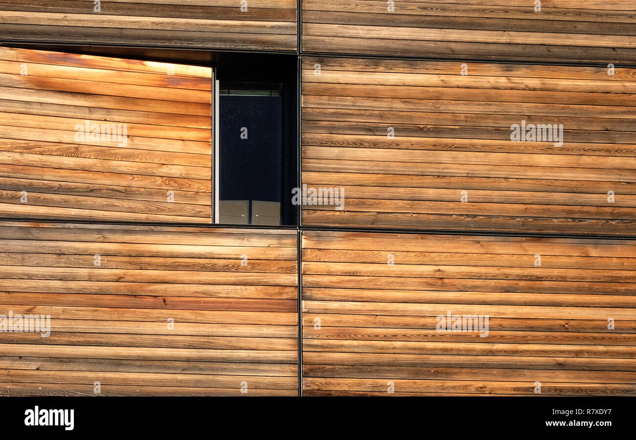 Gebäude mit Verwitterten hölzernen Fassade. Verwittertes Holz. Holzfassade. Gebäude aus Holz Stockfoto