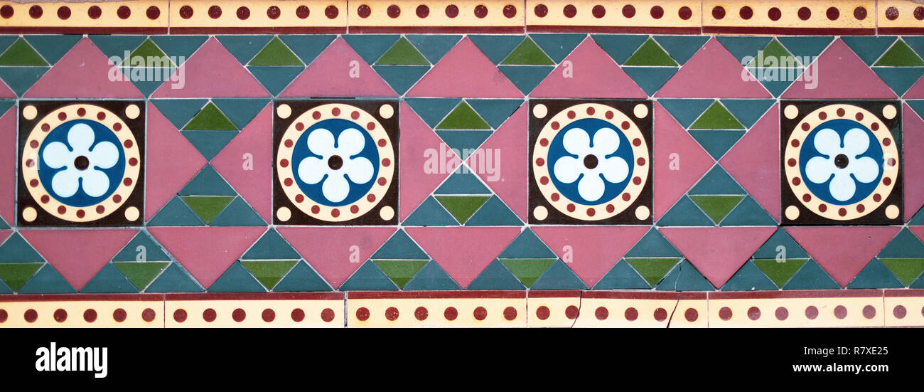Geometrische farbige Fliesen. Flower Design Fliesen. Dreiecke. Kreise. Fliesen- Wand. Farbige Fliesen. Stockfoto