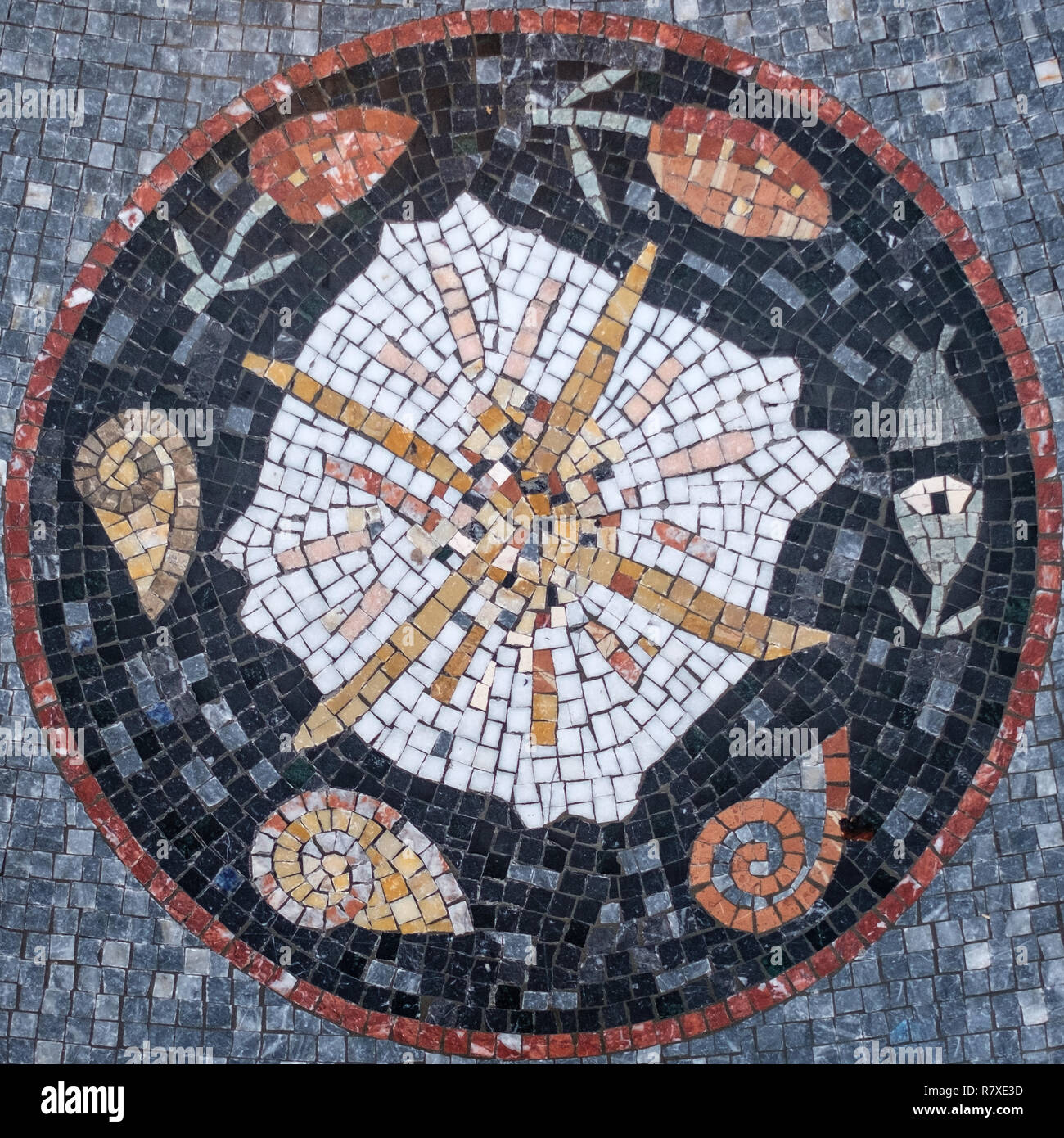 Kreisförmige Mosaik mit einem Design im Zentrum. Misaic Stock. Mosaik Design. Stockfoto