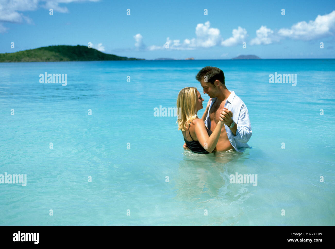 Paar tanzen im Meer zusammen Stockfoto