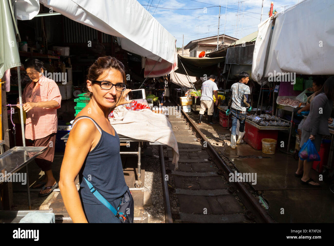 Touristische Wanderungen rund um den Market in Bangkok, Thailand, statt sehr von Touristen besucht. Stockfoto