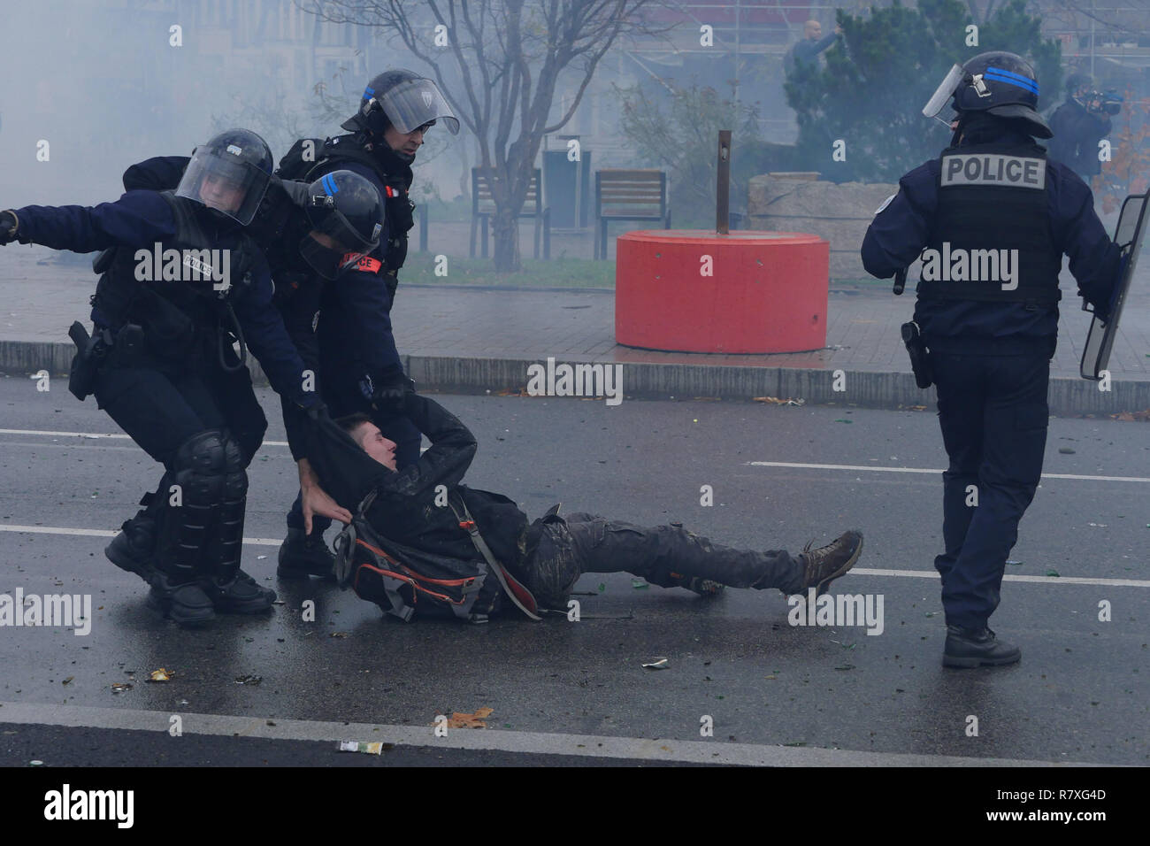 "Demonstranten gelben Jacken' Gesicht Bereitschaftspolizei Kräfte, Lyon, Frankreich Stockfoto
