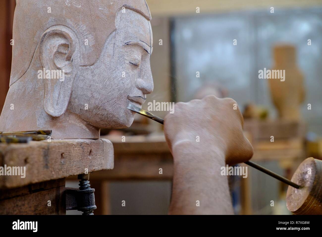 Kambodscha, Provinz Siem Reap, Angkor, Handwerk, Stein Skulptur eines Buddha Kopf Stockfoto