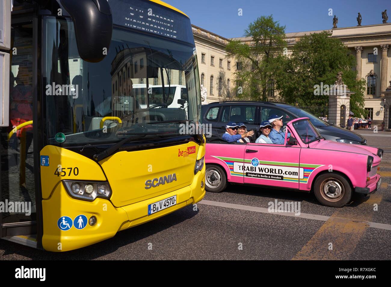 Deutschland, Berlin, Bus und Trabant touristischen Auto vor der Humboldt Universität Stockfoto