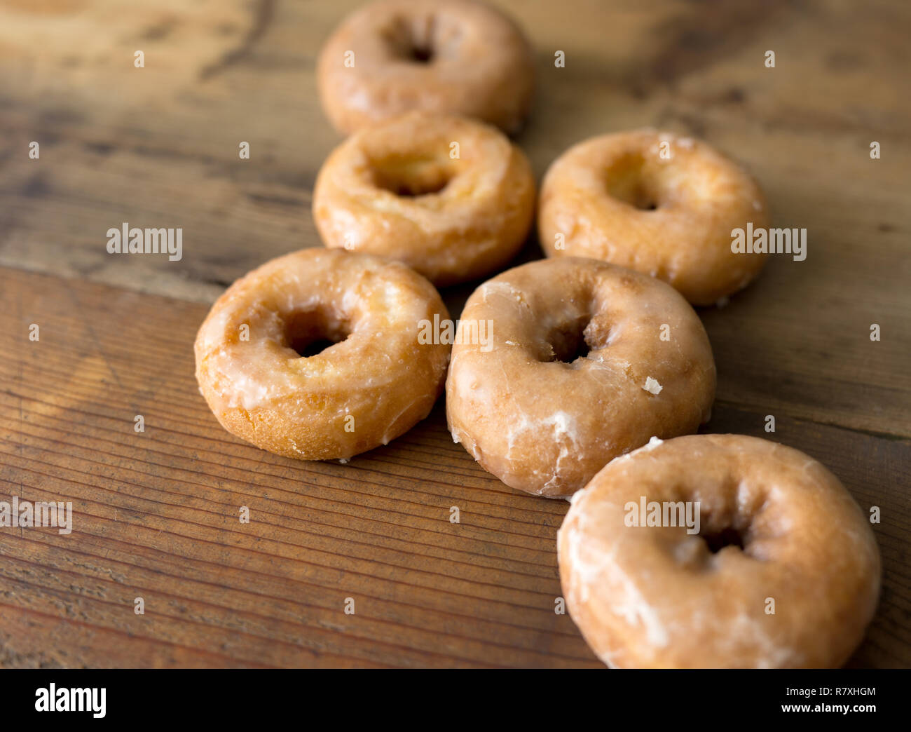 Mehrere saure Sahne Kuchen und Donuts auf einem hölzernen Hintergrund. Stockfoto