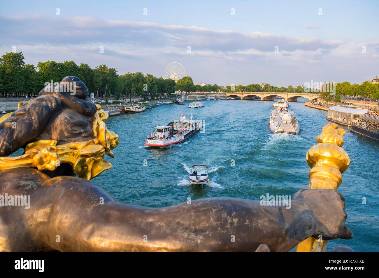 Frankreich, Paris, Bereich als Weltkulturerbe von der UNESCO, der Alexandre III Brücke und die Flotte Boote durch die Statue der Genie de l'Eau Stockfoto