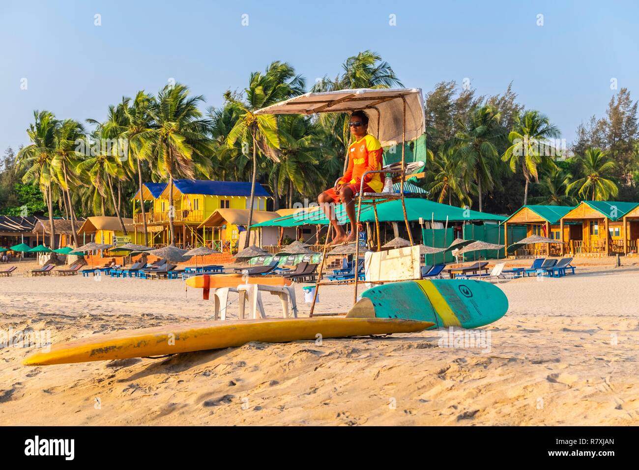 Indien, Goa, Agonda Beach, Rettungsschwimmer am Strand Stockfoto