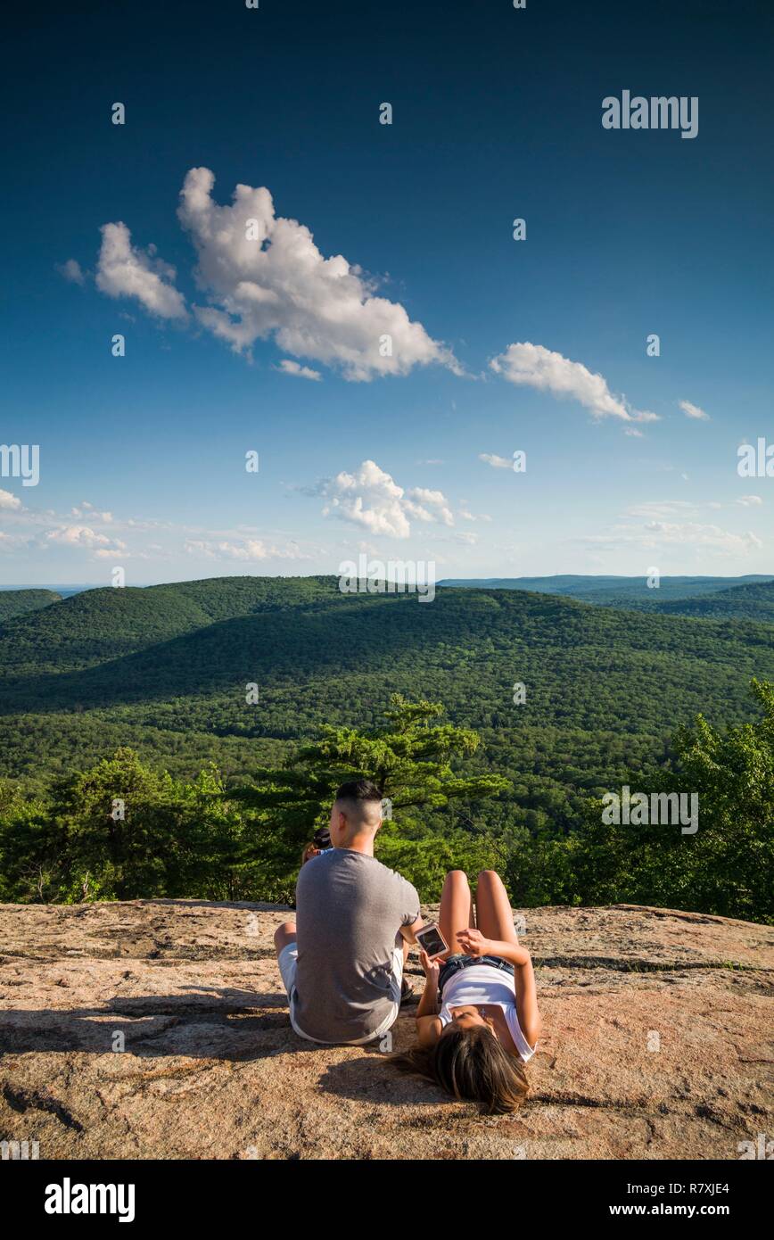 United States, New York, Hudson Valley Region, Bear Mountain, Bear Mountain State Park, Menschen auf dem Gipfel des Bear Mountain Stockfoto