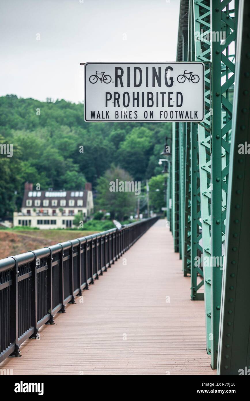 United States, Neue Jerseylaware River Valley, Stockton, Fahrradfahren Verboten Schild an der Brücke Stockfoto