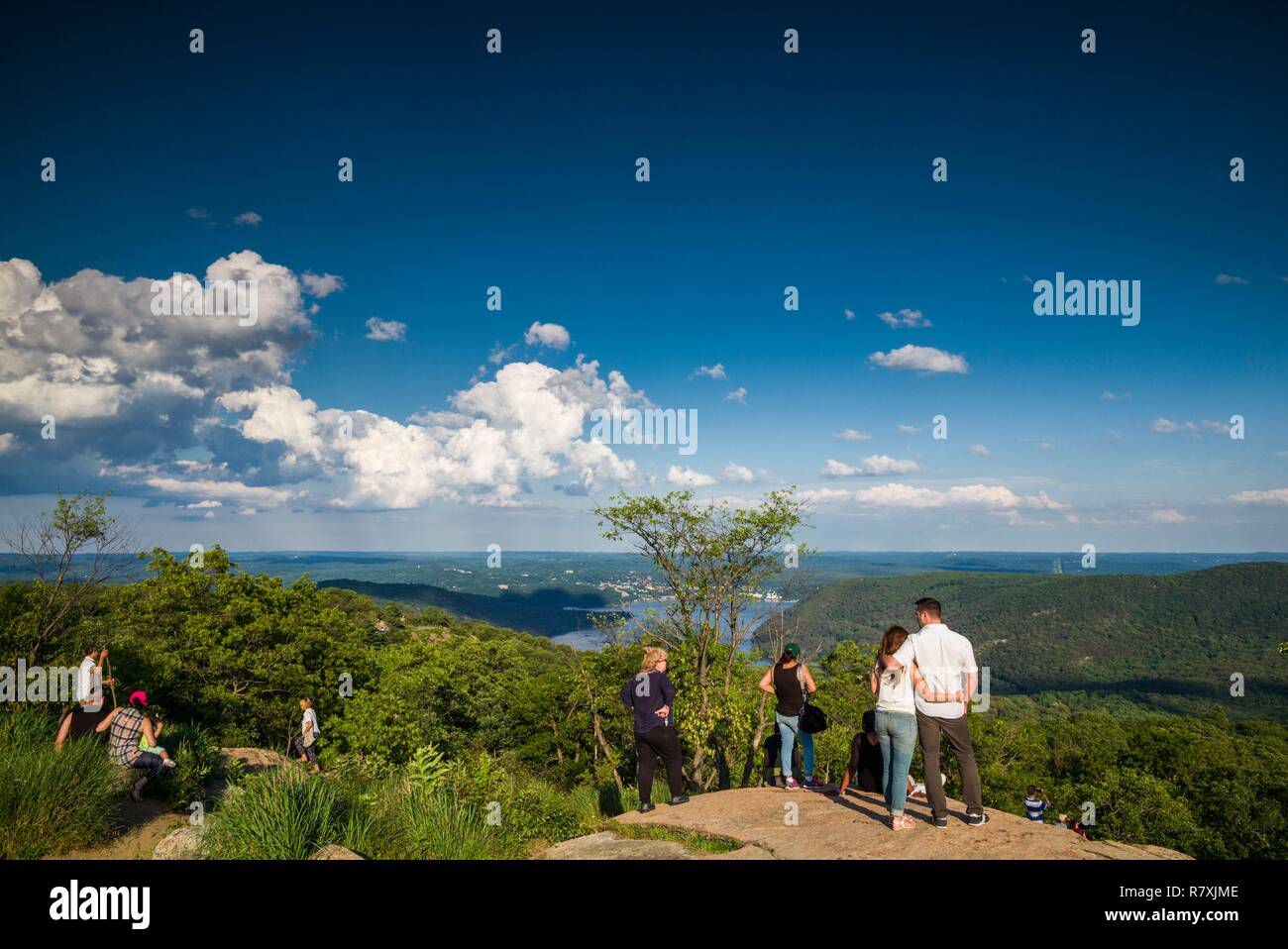 United States, New York, Hudson Valley Region, Bear Mountain, Bear Mountain State Park, Menschen auf dem Gipfel des Bear Mountain Stockfoto