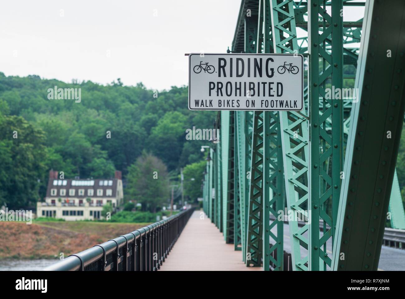 United States, Neue Jerseylaware River Valley, Stockton, Fahrradfahren Verboten Schild an der Brücke Stockfoto